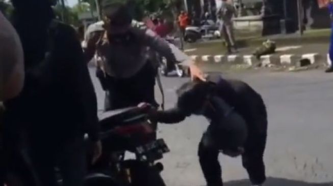 Pemotor knalpot brong terjaring razia, endingnya ngakak (IG/media.virals)