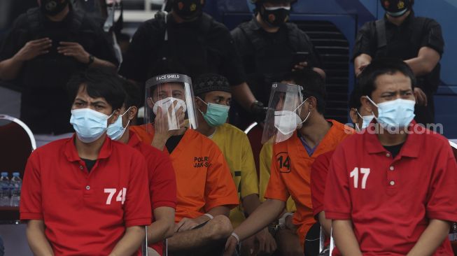 Sejumlah tersangka dihadirkan saat pemusnahan hasil pengungkapan kasus narkotika di Mapolda Metro Jaya, Jakarta, Rabu (3/2/2021). [Suara.com/Angga Budhiyanto]