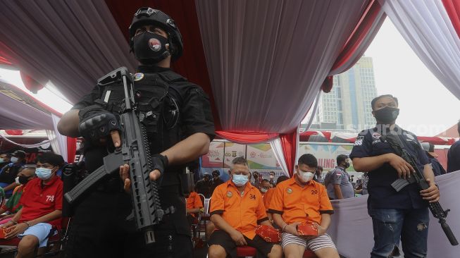 Sejumlah tersangka dihadirkan saat pemusnahan hasil pengungkapan kasus narkotika di Mapolda Metro Jaya, Jakarta, Rabu (3/2/2021). [Suara.com/Angga Budhiyanto]