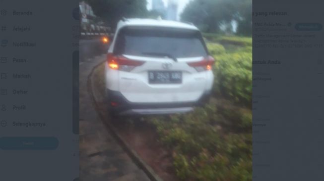 Sebuah mobil terobos Taman Suropati, hingga naik trotoar dan masuk ke taman. 