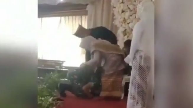 Hadiri Pernikahan Mantan, Prajurit TNI Sujud di Kaki Mantan Calon Mertua