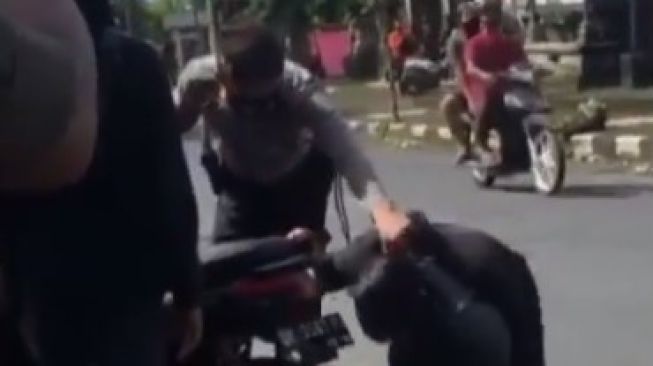 Apes Dua Kali! Pemotor Knalpot Brong Kena Razia, Motor Malah Melayang