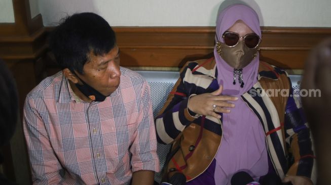 Komedian Kiwil dan Istri pertamanya, Rochimah saat ditemui awak media usai menjalani sidang cerai di Pengadilan Agama Jakarta Selatan, Rabu (3/2/2021). [Suara.com/Alfian Winanto]