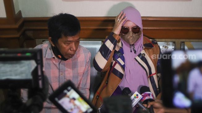 Komedian Kiwil dan Istri pertamanya, Rochimah saat diwawancarai awak media usai menjalani sidang cerai di Pengadilan Agama Jakarta Selatan, Rabu (3/2/2021). [Suara.com/Alfian Winanto]