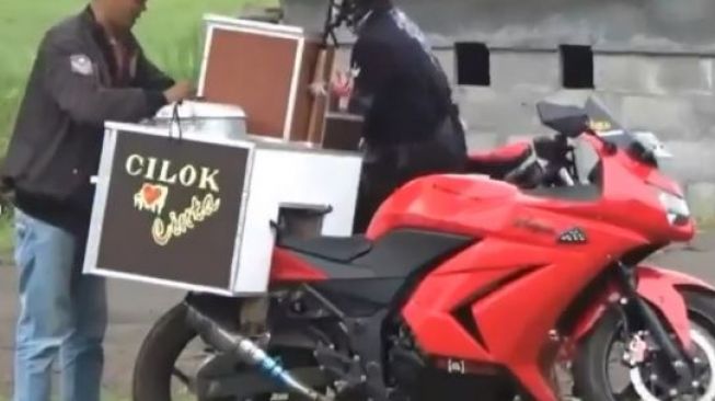 Antimainstream! Tukang Cilok Jualan Pakai Motor Gede, Publik Heran