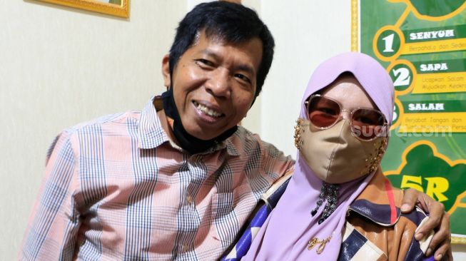 Komedian Kiwil dan Istri pertamanya, Rochimah foto bersama usai menjalani sidang cerai di Pengadilan Agama Jakarta Selatan, Rabu (3/2/2021). [Suara.com/Alfian Winanto]