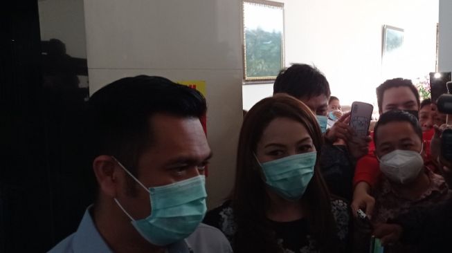 Michaela Elsiana Paruntu bersama suaminya Wakil Ketua DPRD Sulut James Arthur Kojongian memberikan keterangan kepada awak media di Gedung DPRD Sulut pada Rabu (3/2/2021). [Beritamanado.com]