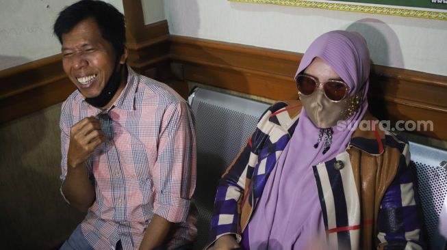 Komedian Kiwil dan Istri pertamanya, Rochimah saat diwawancarai awak media usai menjalani sidang cerai di Pengadilan Agama Jakarta Selatan, Rabu (3/2/2021). [Suara.com/Alfian Winanto]