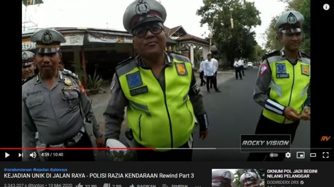 Polisi bosan bertemu pengendara motor ini, gara-gara terlalu sering kena tilang. (Youtube/Rocky Vision)