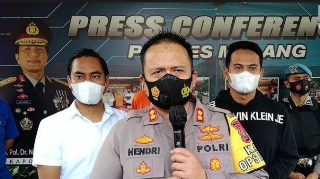 Kapolres Malang Kota AKBP Hendri Umar memberi keterangan terkait dentuman [Foto: beritajatim]