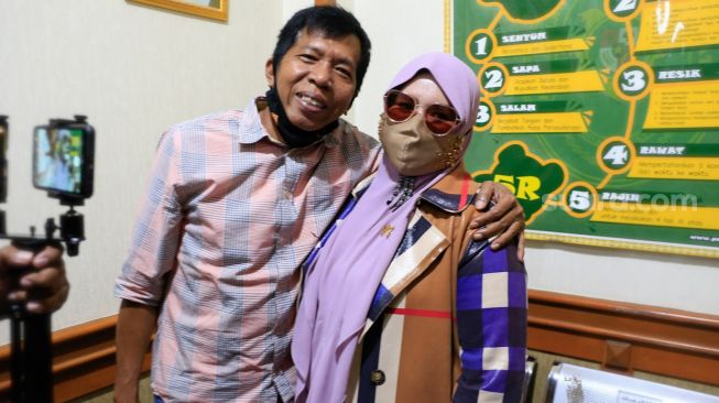 Komedian Kiwil dan Istri pertamanya, Rochimah foto bersama usai menjalani sidang cerai di Pengadilan Agama Jakarta Selatan, Rabu (3/2/2021). [Suara.com/Alfian Winanto]