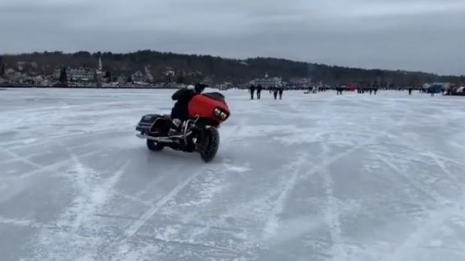 Drag Harley-Davidson di Danau Winnipesaukee, New Hampshire, bagian timur laut Amerika Serikat [YouTube, Visordown].