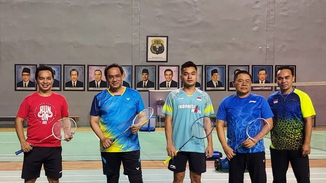 Ketua Umum PBSI, Agung Firman Sampurna (kedua dari kiri) ditemani Leo Rolly Carnando (ketiga dari kiri) saat menjajal lapangan Pelatnas PBSI di Cipayung, Jakarta Timur, Selasa (2/2/2021). [Dok. PBSI]