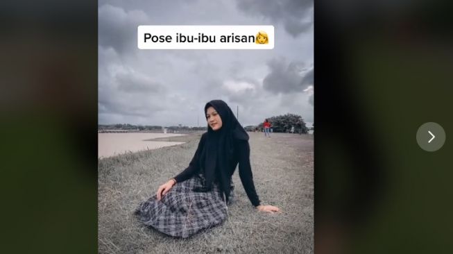 Ingin Tampil Menawan dengan Hijab? Coba Tiga Pose Ini Saat Berfoto