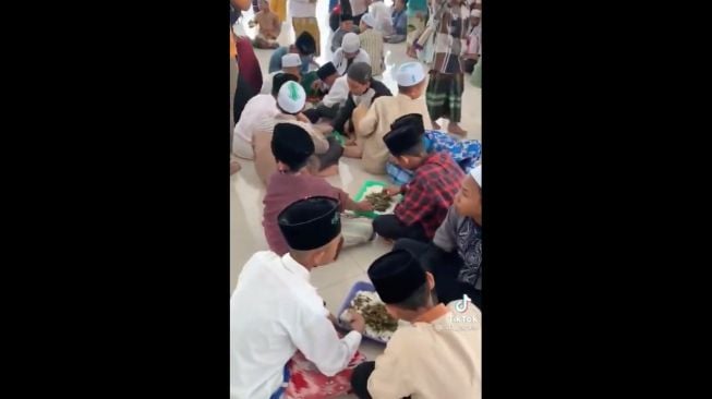 Santri di Banyumas Makan di Nampan, Isinya Cuma Nasi dan Sayur Kangkung