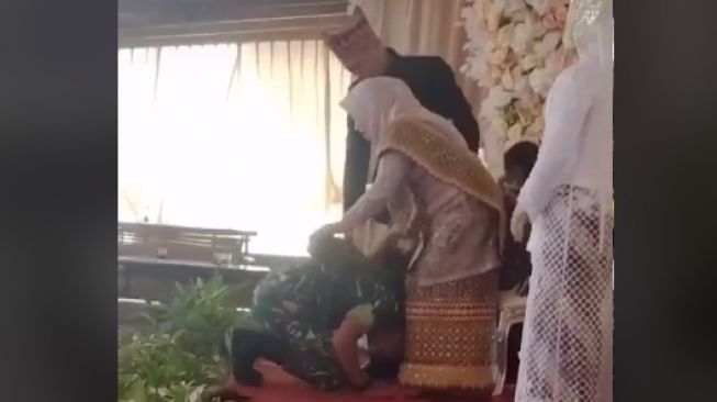 Anggota TNI cium kaki ibu mempelai wanita di pernikahan mantan (Tiktok)