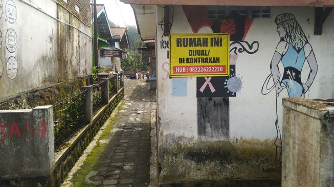 Salah satu bangunan milik rumah warga yang dikontrakkan atau dijual di kawasan eks lokalisasi Gang Sadar, Kecamatan Baturraden, Kabupaten Banyumas, Rabu (3/2/2021). [Suara.com/Anang Firmansyah]