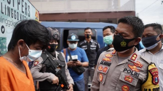 Nekat Tabrak Motor Polisi, Sopir Minibus Viral Ini Bisa Dikurung 15 Tahun