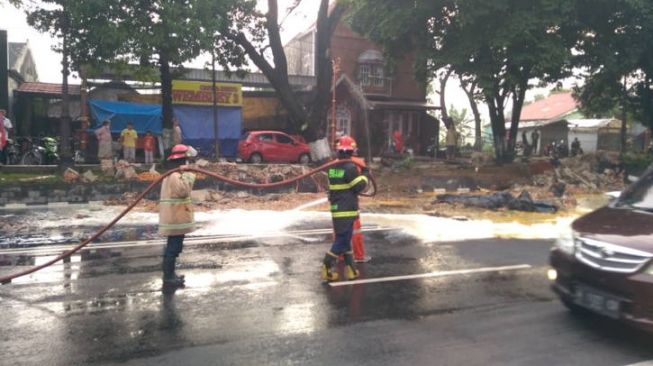 Gubrak! Truk Bawa Telur Ayam Terguling Dekat SPBU Jombor, Jalanan Bau Amis