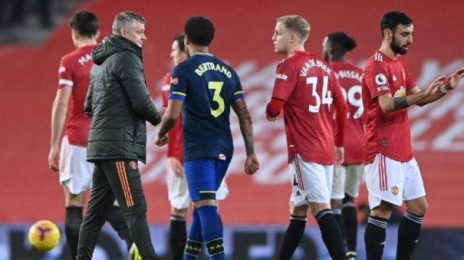 Manajer Manchester United Ole Gunnar Solskjaer (kedua kiri) memberikan selamat kepada para pemainnya di lapangan setelah mereka mengalahkan Southampton 9-0 dalam lanjutan Liga Inggris di Old Trafford. Laurence Griffiths / POOL / AFP