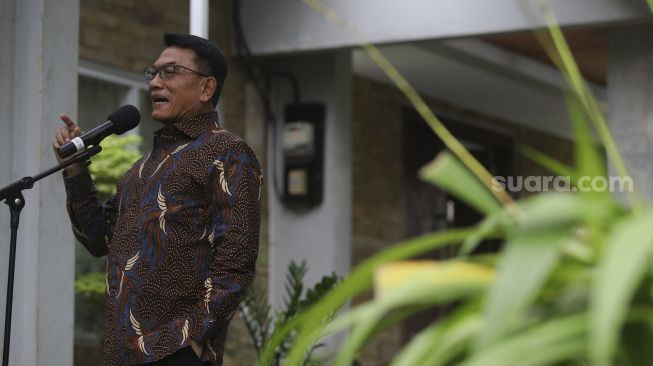 Kepala Kantor Staf Presiden Moeldoko memberikan keterangan pers di rumahnya di kawasan Menteng, Jakarta, Rabu (3/2/2021). [Suara.com/Angga Budhiyanto]