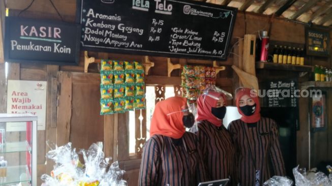 Suasana di Restoran Kopi Montong, Kabupaten Cirebon. Di sini pengunjung hanya bisa melakukan transaksi menggunakan koin jadul yang disediakan pengelaola. [Suara.com/Abdul Rohman]