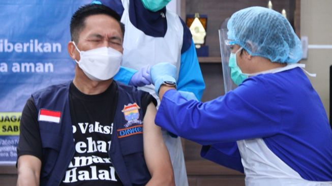 Tampil dengan Kaos Kampanye Vaksin, Sekda Ratu Dewa Jalani Vaksinasi