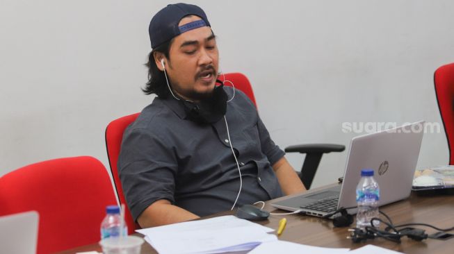 Juri dari Suara.com, Ferry Noviandi saat melakukan proses penjurian finalis Bintang Suara Grup 1 yang diselenggarakan secara virtual di Kantor Suara.com, Jakarta Selatan, Kamis (4/2/2021). [Suara.com/Alfian Winanto]