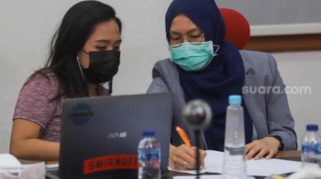 Suasana ketika para dewan juri melakukan proses penjurian 30 besar finalis Bintang Suara Grup 1 yang diselenggarakan secara virtual di Kantor Suara.com, Jakarta Selatan, Kamis (4/2/2021). [Suara.com/Alfian Winanto]