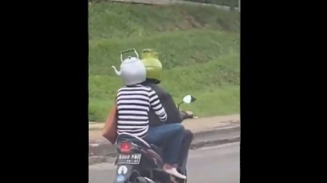 Antimainstream! Sejoli Pakai Helm Tabung Gas dan Cerek Bikin Ngakak