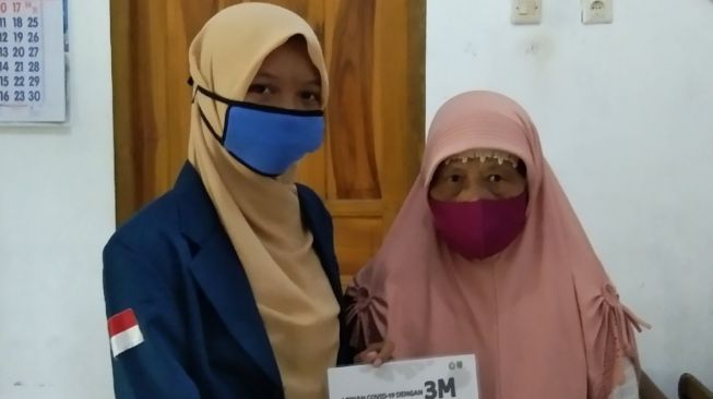 Lawan Covid-19, Mahasiswa UNDIP Ajak Masyarakat Desa Adiwarno Lakukan 3M