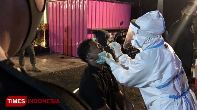 Belasan orang tes swab COVID-19 karena 2 TKI bawa virus corona B117 ke RI