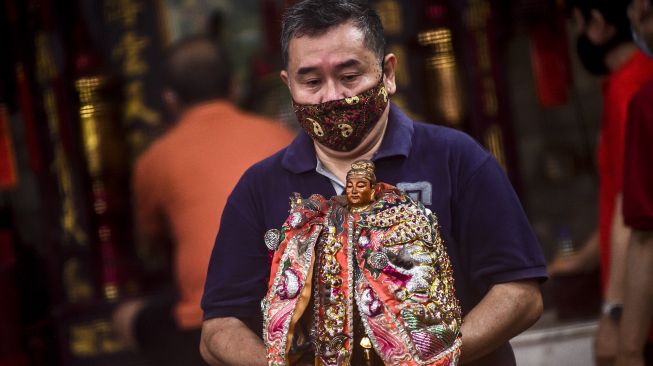 Warga membawa patung dewa untuk dicuci di Wihara Amurva Bhumi Karet, Jakarta, Kamis (4/2/2021). ANTARA FOTO/Muhammad Adimaja
