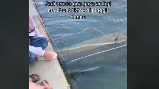 Gadis Main TikTok di Tepi Danau Berujung Apes, Pemilik Kafe Sampai Nyelam