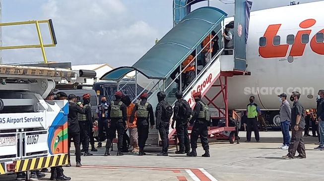 Para terduga teroris tiba di Bandara Soekarno-Hatta (Soetta) dengan pengawalan ketat Densus 88 Antiteror Mabes Polri, Kamis (4/2/2021). [Suara.com/Muhammad Jehan Nurhakim]