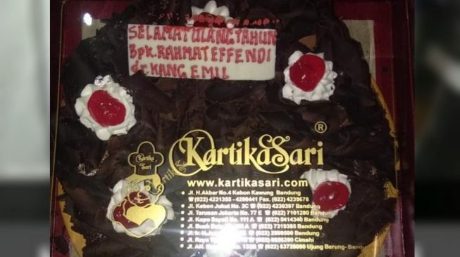 Wali Kota Bekasi Rahmat Effendi mendapatkan kue ulang tahun dari Gubernur Jawa Barat Ridwan Kamil.[Instagram/@bangpepen03]