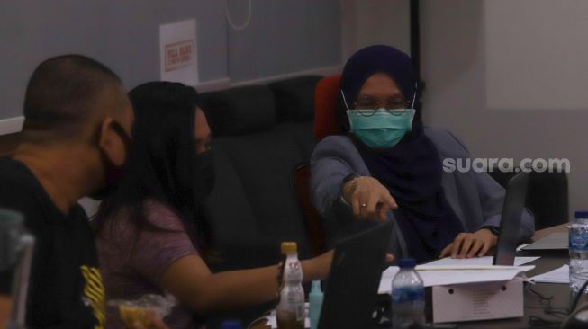 Suasana ketika para dewan juri melakukan proses penjurian finalis Bintang Suara Grup 1 yang diselenggarakan secara virtual di Kantor Suara.com, Jakarta Selatan, Kamis (4/2/2021). [Suara.com/Alfian Winanto]