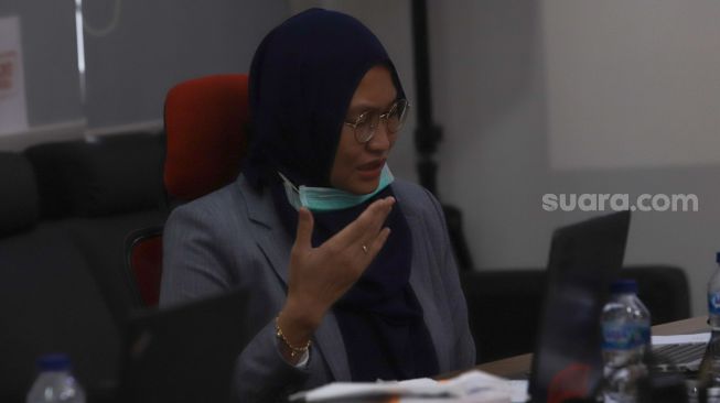 Juri dari label ProAktif, Restu Mahardani saat melakukan proses penjurian 30 besar finalis Bintang Suara Grup 1 yang diselenggarakan secara virtual di Kantor Suara.com, Jakarta Selatan, Kamis (4/2/2021). [Suara.com/Alfian Winanto]