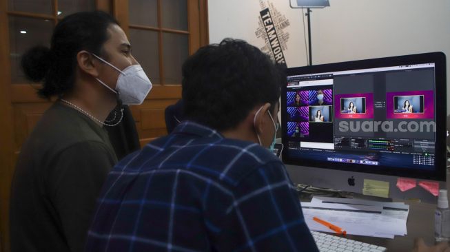 Suasana saat proses penjurian 30 besar finalis Bintang Suara Grup 1 yang diselenggarakan secara virtual di Kantor Suara.com, Jakarta Selatan, Kamis (4/2/2021). [Suara.com/Alfian Winanto]