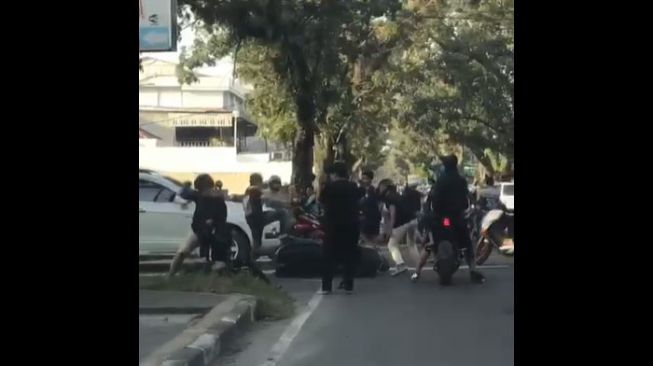 Pria Dikeroyok Sekelompok Pemuda di Jalanan Medan, 2 Pelaku Ditangkap