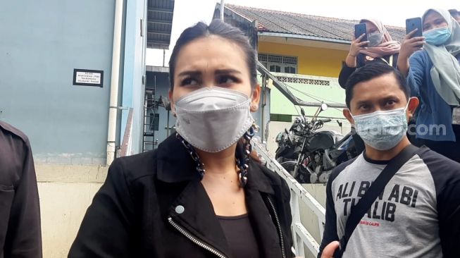 Ngamuk ke Ivan Gunawan, Ayu Ting Ting : Kapan Gue Ciuman Sama Lu?