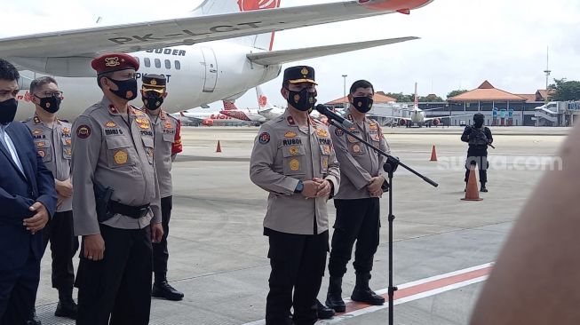 Karopenmas Divisi Humas Polri Brigjen Rusdi Hartono di Bandara Soetta, Tangerang, Kamis (4/2/2021). [Suara.com/Muhammad Jehan Nurhakim]