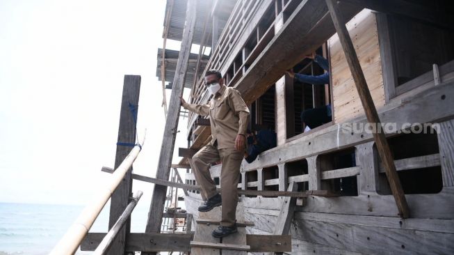 Gubernur Sulsel Nurdin Abdullah melihat pembuatan Kapal Pinisi di Desa Tana Beru, di Kelurahan Tana beru, Kabupaten Bulukumba, Sulawesi Selatan / [SuaraSulsel.id / Humas Pemprov Sulsel]