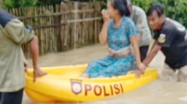 Cerita Ibu Muda Usai Melahirkan, Pulang Diangkut Perahu Terjang Banjir