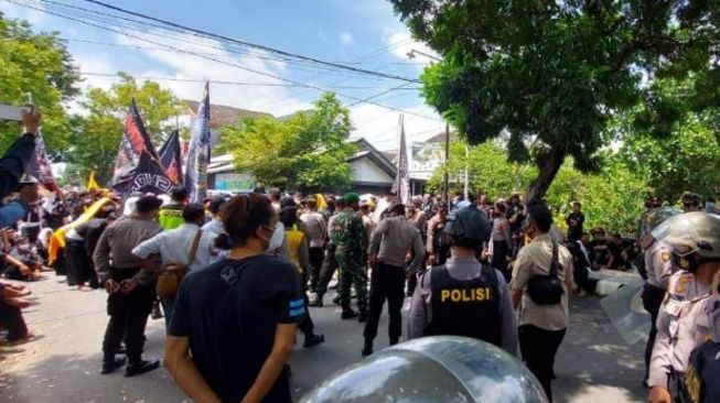 Ini Detik-detik Polisi Bentrok dengan Ratusan Anggota Silat di Karanganyar