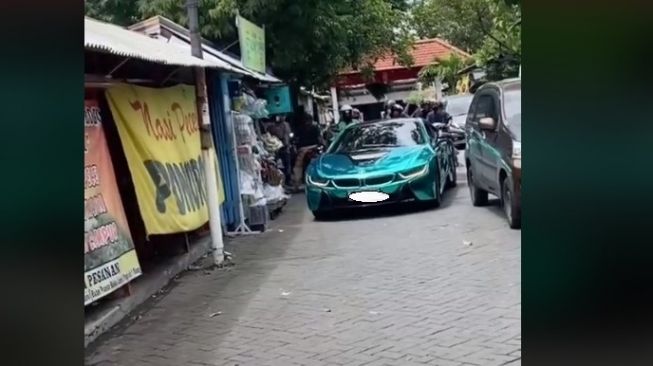 Mobil meah Crazy Rich Surabaya masuk gang sempit (TikTok)