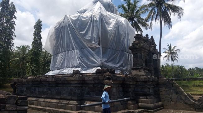 Antisipasi Abu Merapi, Candi Ngawen di Magelang Ditutup Plastik