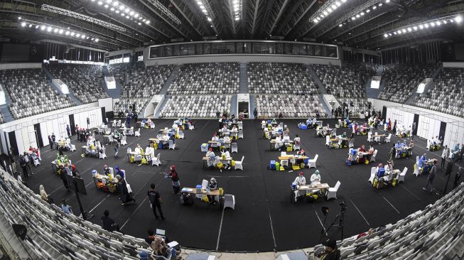 Sejumlah tenaga kesehatan mendapatkan vaksinasi dosis pertama vaksin COVID-19 Sinovac di Istora Senayan, Jakarta, Kamis (4/2/2021).  ANTARA FOTO/M Risyal Hidayat
