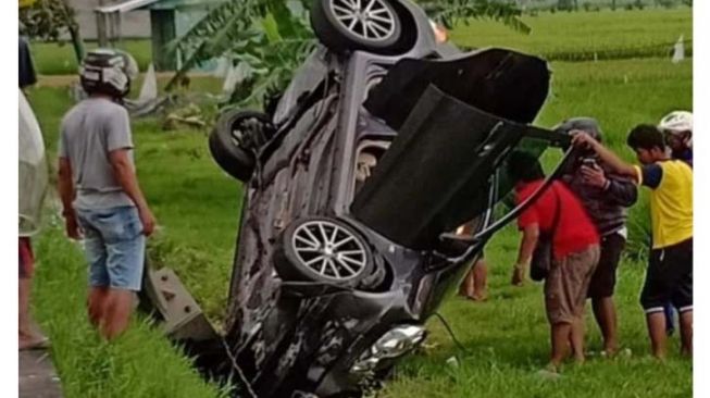 Sopir Ngantuk, Honda Brio Ngacir Sampai Nancep di Sawah, Foto Bikin Melongo