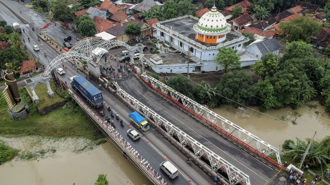 Foto udara jembatan perbatasan yang ambles di Kabupaten Pekalongan, Jawa Tengah, Jumat (5/2/2021).  ANTARA FOTO/Harviyan Perdana Putra